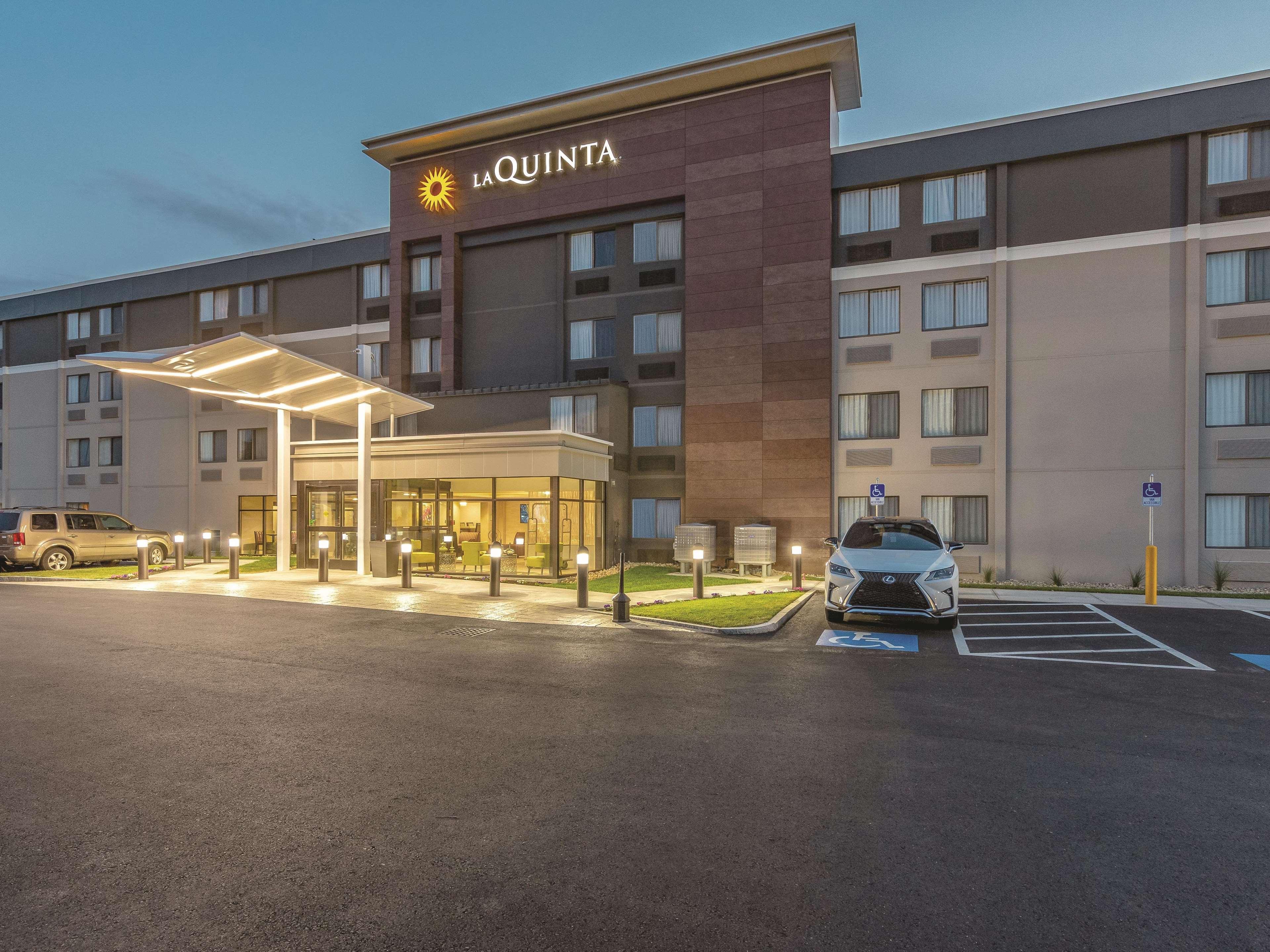 La Quinta By Wyndham Salem Nh Hotel Exterior photo